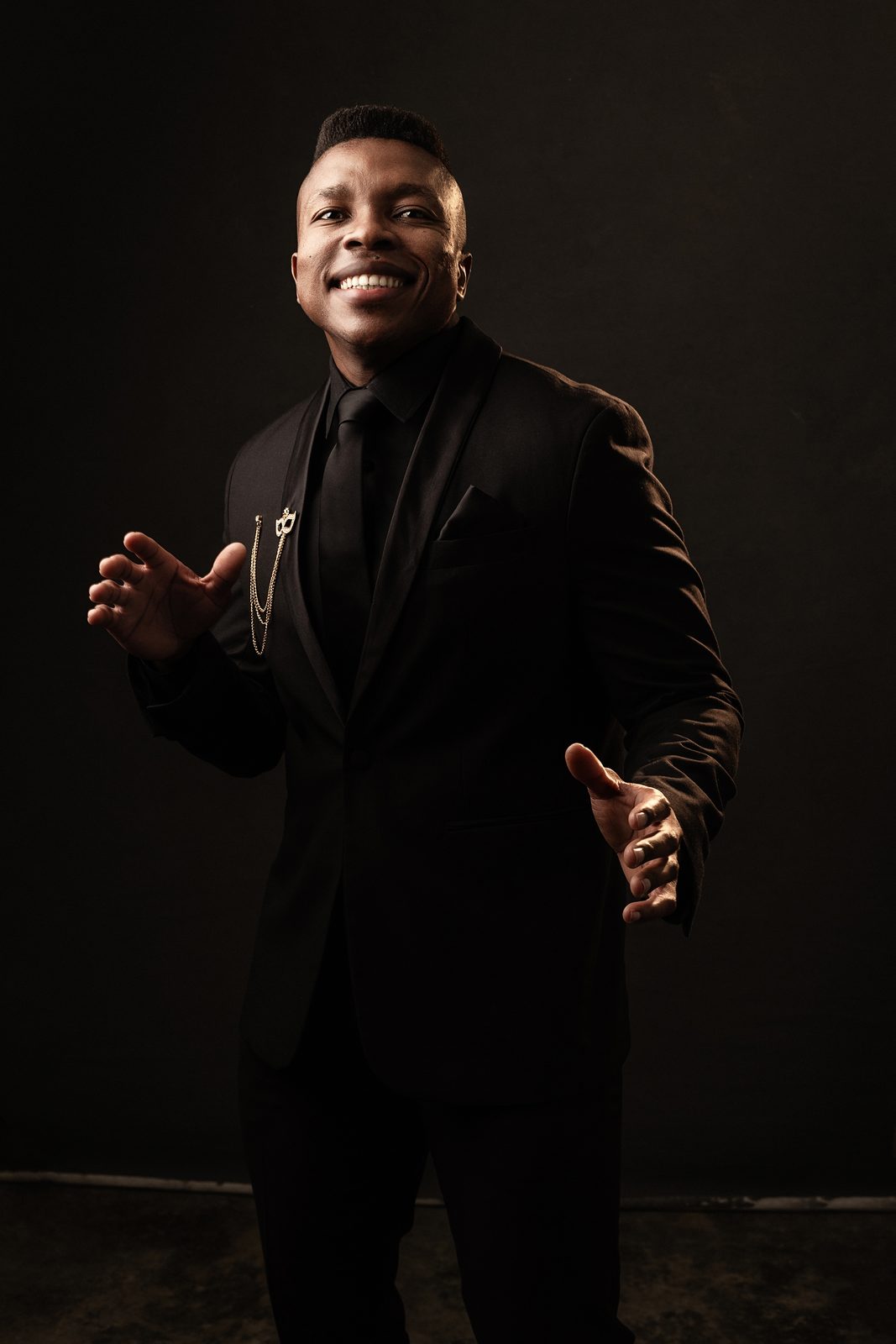 Thuba Myeki mid-song, arms open